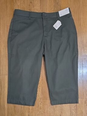 ST. JOHN'S BAY BRAND WOMEN'S PLUS SIZE OREGANO GREEN CAPRI PANTS SIZE 18